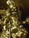 Statue seelienne ridiculisant les froques brunes